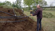 Gerd Wiese baut eine Kompostdusche.