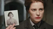 Vera Atkins (Sian Altman) zeigt Franz Berg (Max Cavenham) ein Bild von Noor Inayat Khan (Kat Kumar).