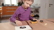 Olivia bastelt sich aus Kartoffeln und Blumenfrüchten Stempel und macht damit kreative Bilder.