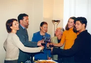 Vladi (Stephen Dürr, rechts) will mit einer heimlich vorbereiteten Einweihungsfeier ihrer neuen Wohnung Alina (Alissa Jung, 2.v. rechts) versöhnlich stimmen und stoßen mit Opa Friedrich, Charlotte, Roland und Pia (von 3. v. rechts nach links) auf das eigene Nest an.