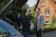 Richard Voss (Jan-Gregor Kremp, l.) und Tom Kupfer (Ludwig Blochberger, M.) erwischen Ferdinand Kalsfeld (Oliver Stritzel, r.) als er Brennspiritus, mit dem er einen Brand im Garten seiner ermordeten Nachbarin gelegt hatte, verschwinden zu lassen versucht . Er terrorisierte die ältere Dame seit Monaten.