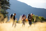 Rund 170 Kilometer und 9.500 Höhenmeter legen die Bergfreundinnen (von links) Lisa, Toni und Kaddi zurück. Die längste Etappe umfasst 28 Kilometer.