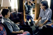 Malcolm (Frankie Muniz, li.) und Reese (Justin Berfield, mi.) hören sich an, was Lois (Jane Kaczmarek) zu sagen hat.