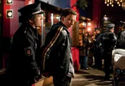 MDR Fernsehen DER DICKE III. STAFFEL FOLGE 39, "Schwere Entscheidung", Nach einer Schießerei verhaftet Gerd Wohlers (Josef Heynert, l.) Björn Matuschek (Stefan Dietrich, r.), den Sohn der Kiezgröße Gerd Matuschek.