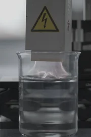 Auch Wasser wird mit Plasma beschossen. Pflanzen werden anschließend mit dem plasma-aktivierten Wasser besprüht.