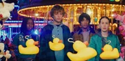 Die Erdrutschgruppe - Meena (Florisa Kamara, Kai (Charlie Banks), Jay (Noah Manzoor) und Dev (Kalli Tant), v.l.n.r.) - traut ihren Augen nicht als die Enten beim "Enten-Angeln" von alleine in der Luft schweben.