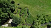 Ein Fischpass, Serpentinen mit Stufen damit die Fische das Wehr in der Steinach umgehen können.
