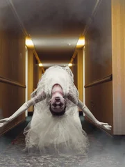 Geist einer Frau auf dem Hotelflur.