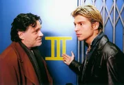 MDR Fernsehen IN ALLER FREUNDSCHAFT FOLGE 98, "Der Goldene Käfig". Der Manager Christian Satorius akzeptiert stillschweigend, dass sein Musiker Sebastian Deyle unter Bulemie leidet.
