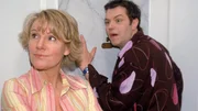 Während Tim (Oliver Reinhard) horcht, was bei Dr. Schmidt so Spannendes passiert, tut Nikola (Mariele Millowitsch) betont desinteressiert: sie will das gar nicht wissen...