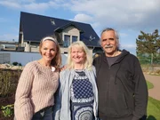Gabriele (M.) und Titus Graf (r.) aus Bergheim haben einen Garten auf verschiedenen Ebenen. Oben wünscht sich das Paar eine Sitzecke mit Wasserlauf und Feuerstelle, unten soll es vor allem blühen. Eva Brenner (l.) bittet die Gartenprofis Frank Reise und Frank Egger Konzepte zu entwickeln, die daraus ein stimmiges Gesamtbild machen.