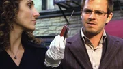 Triumphierend h&auml;lt Stella (Melina Kanakaredes) ihrem Kollegen Danny (Carmine Giovinazzo) die Tatwaffe entgegen. Ob ein Fingerabdruck auf dem Klappmesser zu finden ist?
