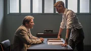 Nach seiner Rückkehr nach Cornwall muss sich Richard (Michael Fitz, l.) erst einmal den Fragen des jungen, engagierten Inspektors James Barnes (Ralph Gassmann, r.) stellen.