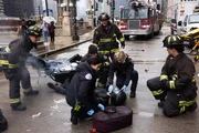 Chicago Fire Staffel 9 Folge 16 Motorradunfall: Alberto Rosende als Gallo, Hanako Greensmith als Violet Mikami, Jesse Spencer als Matthew Casey, Christian Stolte als Mouch, Kara Killmer als Sylvie Brett, Miranda Rae Mayo als Stella Kidd