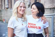 Mimi Fiedler mit Shoppingbegleitung Evelyn Weigert (l.)