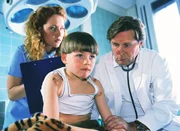 Dr. Stefan Frank (Sigmar Solbach, re.) und Schwester Sonja (Patricia Lueger, li.) stellen bei der Untersuchung des 8-jährigen Lars (Ferdinand Franz) schwere Körpermisshandlungen fest. Dr. Stefan Frank (Sigmar Solbach, re.) und Schwester Sonja (Patricia Lueger, li.) stellen bei der Untersuchung des 8-jährigen Lars (Ferdinand Franz) schwere Körpermisshandlungen fest.