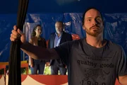 Die Ermittlungen im aktuellen Mordfall führen Richard Voss (Jan-Gregor Kremp, r.) und Annabell Lorenz (Stephanie Stumph, 2.v.l.) in den Zirkus. Weiß Artist Marcus Kerschner (Marc Ben Puch, l.) etwas über den Verbleib der Tochter des Opfers?