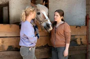 Lucy (Paulina Schnurrer, rechts) muss Mama Petra (Jana Reinermann, links) helfen. Ein Feriengast vermisst eine wertvolle Brosche. Viel lieber Zeit würde Luca jedoch Zeit mit dem sympathischen Robin verbringen.