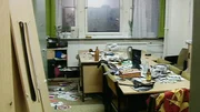 Das Jahr 1990 – Berlin feiert die deutsche Einheit und neue Freiräume entstehen. Demonstranten stürmen die Stasi-Zentrale in Ost-Berlin, die Währungsunion bringt die D-Mark für alle und die Bundesrepublik wird Fußball-Weltmeister. Eine Berlin-Chronik der Superlative: 40 Folgen, von 1961, dem Jahr des Mauerbaus, bis 1999, als Berlin wieder Hauptstadt eines vereinten Deutschland ist. - Die Zentrale der Staatssicherherheit wird gestürmt
