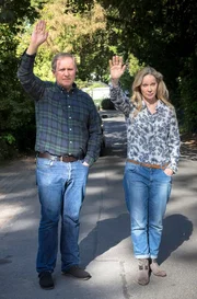 Schwerer Abschied: Sabine (Ann-Kathrin Kramer) und Bernd (Harald Krassnitzer) winken ihrem soeben ausgezogenen Sohn hinterher.