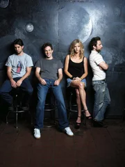 (1. Staffel) - Besitzen eine Bar in Philadelphia, in der es etwas anders zugeht: Mac (Rob McElhenney, l.), Charlie (Charlie Day, r.), Dennis (Glenn Howerton, 2.v.l.) und Dee (Kaitlin Olson, 2.v.r.) ...
