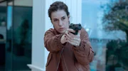 Kommissarin Fina Valent (Anne Schäfer) hält ihre Waffe bereit. Kommissarin Fina Valent (Anne Schäfer) hält ihre Waffe bereit.