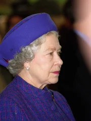 Die Queen ist bestürzt über Prinzessin Dianas Tod.