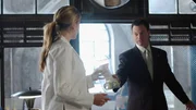 Mac (Gary Sinise) hat einen wichtigen Beweis in den H&auml;nden und bittet Jane (Sonya Walger), diesen auf DNA-Spuren zu untersuchen.