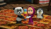 Mascha, der Panda und der Pinguin spielen zusammen.