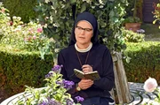Schwester Hildegard (Andrea Sihler) soll einen Liebesroman schreiben