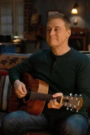 RESIDENT ALIEN -- "Lovebird" Episode 305 -- Pictured: Alan Tudyk as Harry Vanderspeigle -- (Photo by: James Dittiger/SYFY)