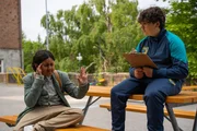 Blaze (Kadir Duran, r.) stellt seinen Schützling Freddy (Sahil Abbas, l.) auf den Prüfstand. Über eine Reihe von Tests will er herausfinden, welche Superkraft wohlmöglich in Freddy schlummert.