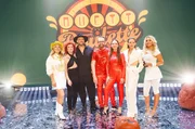 v.l.n.r.: Panagiota Petridou, Lucy Diakovska, Max Mutzke, Ross Antony, Moderatorin Carolin Kebekus, Jeannine Michaelsen und Evelyn Burdecki.