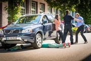 Sven Wiebel (Sebastian Weber, r.) ist außer sich. Sein Sohn wurde von einem Auto angefahren. Hans (Bruno F. Apitz, 2.v.r.) hält ihn davon ab, der Fahrerin des Wagens etwas anzutun.