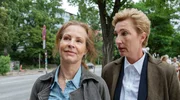 Vor Jahren musste Frau Küppers (Saskia Fischer, r.) ihre Freundin und Aktivistin Birgit Clasen (Suzanne Combüchen, l.) wegen deren gefährlicher Aktionen anzeigen - jetzt können sie sich versöhnen. Vor Jahren musste Frau Küppers (Saskia Fischer, r.) ihre Freundin und Aktivistin Birgit Clasen (Suzanne Combüchen, l.) wegen deren gefährlicher Aktionen anzeigen - jetzt können sie sich versöhnen.