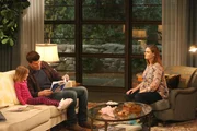 Als Booth (David Boreanaz) vorbeikommt, um Christine (Sunnie Pelant) eine Gutenachtgeschichte vorzulesen, kämpft Brennan (Emily Deschanel, r.) mit ihren Gefühlen. Gibt es ein Happy End für die kleine Familie?