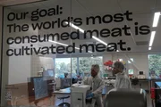 Das Labor von „Eat Just“: aus Zellen von ausgefallenen Hühnerfedern züchtet das Start-up im Labor echte Fleischzellen heran, die genetisch und geschmacklich identisch zu konventionellem Hühnerfleisch sein sollen.