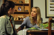 Charlie ist irritiert, als Jana sie plötzlich sehr bemuttert. Von links: Charlie (Marie-Claire Schuller) und Jana Keller (Isabella Hübner).