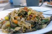 In der Mongolei: Sunjee hat aus Nudeln, Rindfleisch und Gemüse einen leckeren herzhaften Eintopf gekocht.
