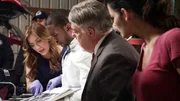 Im Auto finden die Ermittler Dr. Maura Isles, Detective Frost, Detective Korsak und Jane Rizzoli gezeichnete Bilder des Toten.