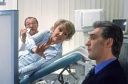 Eigentlich will Dr. Kirchhoff (Jackie Schwarz, li.) nur sein Ultraschall machen, aber Nikola (Mariele Millowitsch) und Dr. Schmidt (Walter Sittler) streiten sogar im Untersuchungszimmer angeregt weiter...