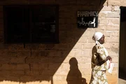 SRF DOK Sudan – Ein Krankenhaus im Schatten des Krieges Der Bürgerkrieg hat zwölf Millionen Menschen vertrieben, Hunderttausende in die Nuba-Berge.