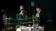 Curt Prank (Mišel Matičević) präsentiert Bürgermeister Alfons Urban (Michael Kranzz, links) seine neueste Vision für das Oktoberfest: Eine Bierburg mit einer Achterbahn!