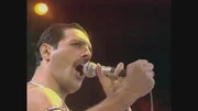 Freddie Mercury und seine Band Queen traten beim Live Aid Konzert im Wembley Stadion auf.