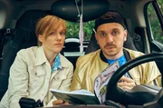Céline (Elisa Schlott, li.) und Noah (Edin Hasanović) könnten kaum unterschiedlicher sein.