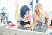 Mimi Fiedler mit Shoppingbegleitung Evelyn Weigert (r.)