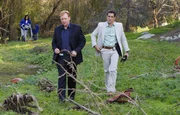 "CSI Miami", "Dieser Augenblick am Ende." Als die erdrosselte Leiche einer jungen Frau gefunden wird, findet das CSI-Team Parallelen zu anderen Morden, welche dasselbe Muster aufweisen. Alles deutet demnach auf einen Serienmörder hin, den es, im Wettlauf gegen die Zeit, zu fangen gilt. Das Team erfährt von einem angeblichen Opfer, das offensichtlich überlebte, doch bald stellt sich heraus, dass diese Frau ein dunkles Geheimnis hegt.Im Bild (v.li.): David Caruso (Horatio 'H' Caine), Jonathan Togo (Ryan Wolfe).