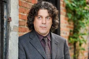 Der Quizmaster Marcus Richards (Alan Davies) hat 5000 Pfund für den Sieger seines Wochenendquiz' ausgelobt. Kurz nach Beginn der Veranstaltung ereilt einen der Kandidaten jedoch der Tod.