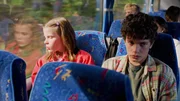 Lelle (Vilma Marttinen) und Ville (Benjamin Willamo) sitzen im Bus nebeneinander und haben einiges zu bereden.