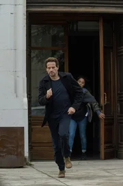 Thomas (Ioan Gruffudd) befürchtet, dass seine Mutter in Gefahr ist. Die Polizistin Manon (Shemss Audat) will ihm helfen.